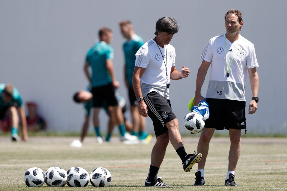 Low with his assistant at 2018 World Cup (©AFP)
